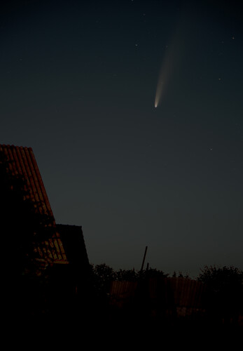 Neowise_Kometenstacking+Vordergrund.jpg